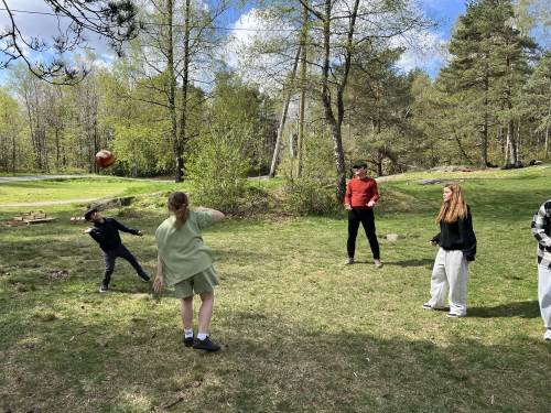 Full fart med volleyballen.